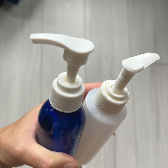 πππ§΄ 2x Bottle pump dispensers for skincare, hair care, makeup, etc. - Picture 3 of 3